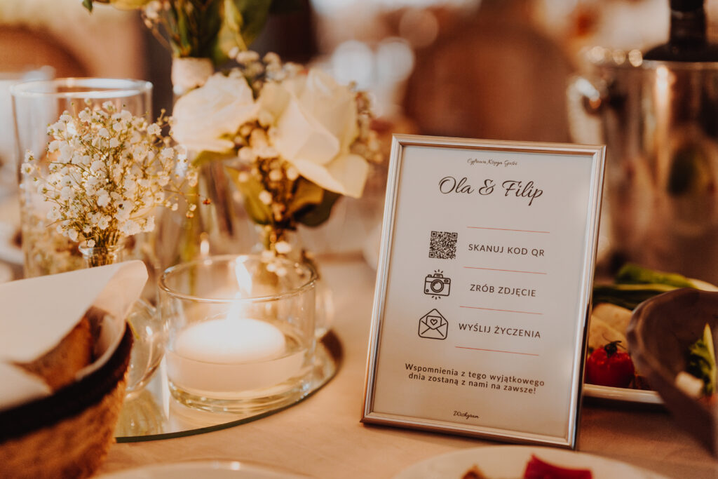 tabliczka wishgram na stole z kodem QR